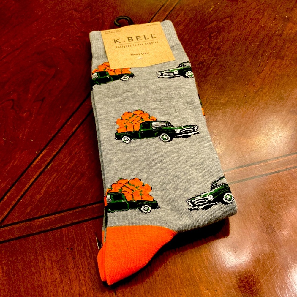 NWT K. Bell mens truck with pumpkins crew sock. Size 10-13.